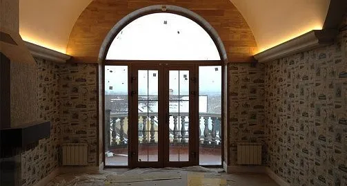 Теплое дополнительное освещение в загородном доме