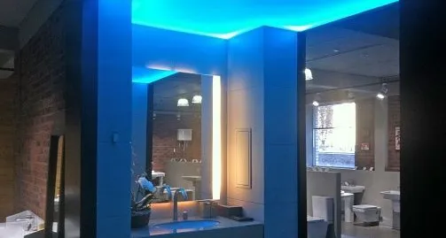 Светодиодная подсветка в демонстрационном зале магазина
